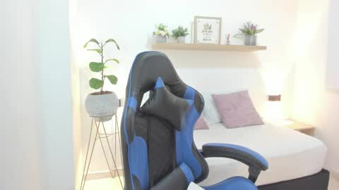 Snapshot of bella_99x chatting on 04/25/26, 11:24 Bel 3 online show from 04/25/26, 11:24