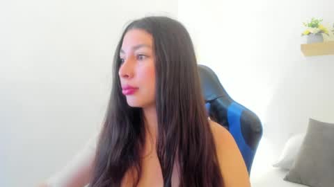 Snapshot of bella_99x chatting on 05/26/26, 11:28 Bel 3 online show from 05/26/26, 11:28