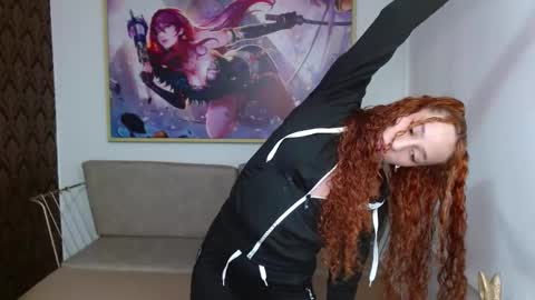 Snapshot of bella__rouse_ chatting on 11/16/25, 01:17 Bella online show from 11/16/25, 01:17