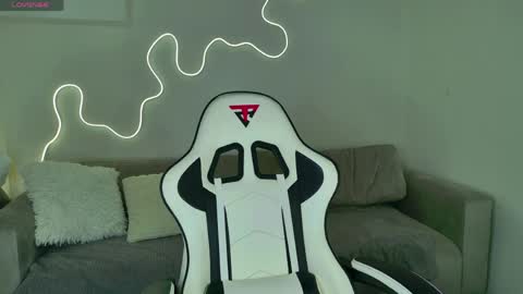 Snapshot of bella__sss chatting on 03/30/26, 03:29 Hi I am Bella online show from 03/30/26, 03:29