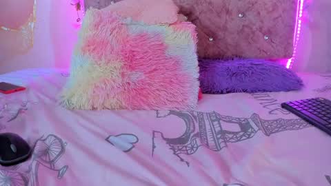 Snapshot of bella__sweets chatting on 02/01/25, 10:13 Melanie online show from 02/01/25, 10:13