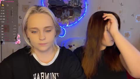 bella_and_alice online show from 12/04/25, 10:13