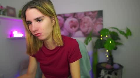 Snapshot of bella_blonde18 chatting on 12/15/25, 02:21 BellaBlonde online show from 12/15/25, 02:21