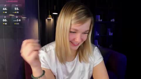 Snapshot of bella_cosmos chatting on 12/22/24, 05:12 Bella online show from 12/22/24, 05:12