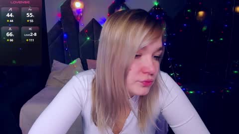 Snapshot of bella_cosmos chatting on 01/15/25, 05:29 Bella online show from 01/15/25, 05:29