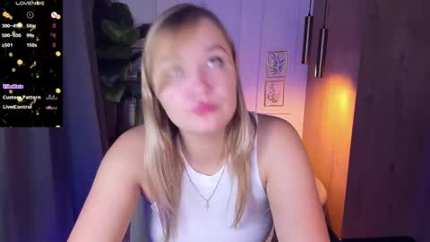 Snapshot of bella_cosmos chatting on 09/10/25, 05:18 Bella online show from 09/10/25, 05:18