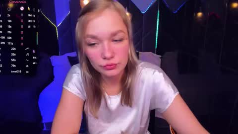 Snapshot of bella_cosmos chatting on 11/13/25, 05:50 Bella online show from 11/13/25, 05:50