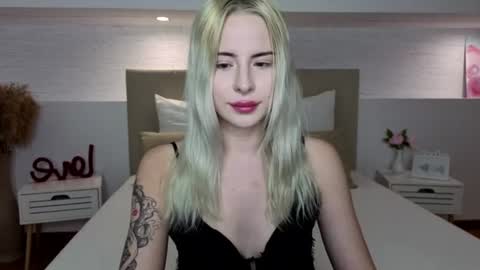 Snapshot of bella_crazyy chatting on 06/17/26, 09:27 Bella online show from 06/17/26, 09:27