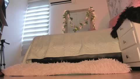 Snapshot of bella_desi chatting on 03/20/26, 01:16 Dessi online show from 03/20/26, 01:16