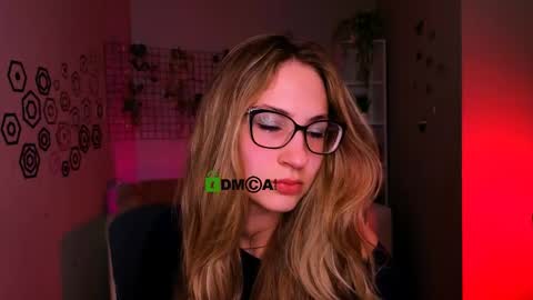 Snapshot of bella_dorn chatting on 04/29/26, 07:20 Bella online show from 04/29/26, 07:20