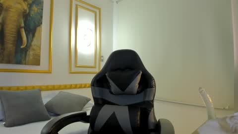 Snapshot of bella_fernand chatting on 03/17/26, 07:06 B E L L A online show from 03/17/26, 07:06