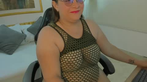 Snapshot of bella_fernand chatting on 04/15/26, 07:32 B E L L A online show from 04/15/26, 07:32