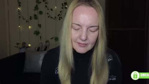 Snapshot of bella_hadatt chatting on 02/27/26, 12:27 Bella online show from 02/27/26, 12:27