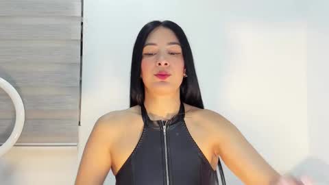 Snapshot of bella_hadid1_ chatting on 12/04/25, 03:38 Laura online show from 12/04/25, 03:38