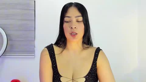 Snapshot of bella_hadid1_ chatting on 12/20/25, 08:38 Laura online show from 12/20/25, 08:38