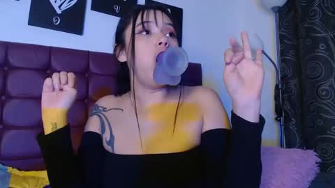 Snapshot of bella_lr chatting on 03/04/25, 10:13 Valentina online show from 03/04/25, 10:13