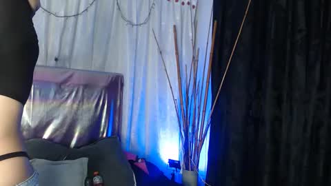 Snapshot of bella_lr chatting on 09/21/25, 03:19 Valentina online show from 09/21/25, 03:19