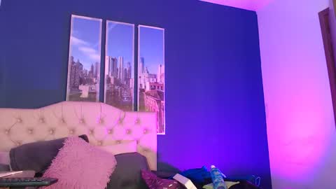Snapshot of bella_lr chatting on 05/19/26, 01:56 Valentina online show from 05/19/26, 01:56