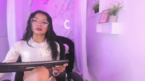 Snapshot of bella_miller1 chatting on 04/10/26, 04:01 Bella online show from 04/10/26, 04:01