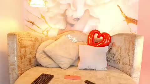 Snapshot of bella_moonlight_cr chatting on 07/20/26, 04:27 BELLA online show from 07/20/26, 04:27