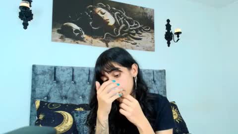 Snapshot of bella_poisonous chatting on 10/18/25, 11:05 Bella online show from 10/18/25, 11:05