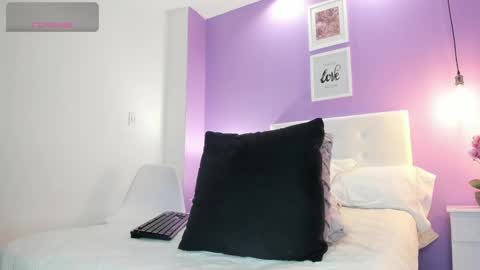 Snapshot of bella_ponce1 chatting on 01/11/25, 05:29 Bella Ponce  online show from 01/11/25, 05:29