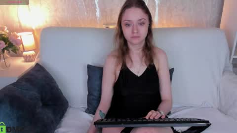 Snapshot of bella_ramsi chatting on 04/14/26, 01:33 Linda Bella online show from 04/14/26, 01:33