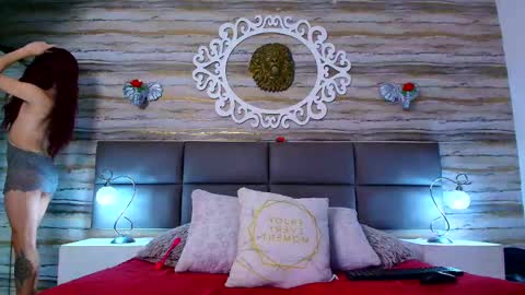 Snapshot of bella_salvatore chatting on 02/19/25, 10:53 online show from 02/19/25, 10:53