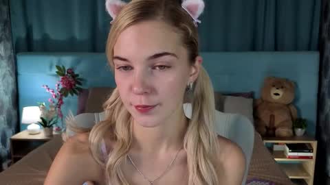 Bella online show from 12/01/25, 11:10