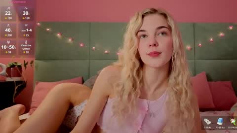 Snapshot of bella_stewarttt chatting on 05/08/26, 01:33 Bella NEW ROOM online show from 05/08/26, 01:33