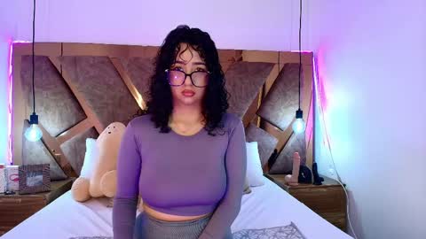 Bella Swwan  online show from 04/25/26, 01:52