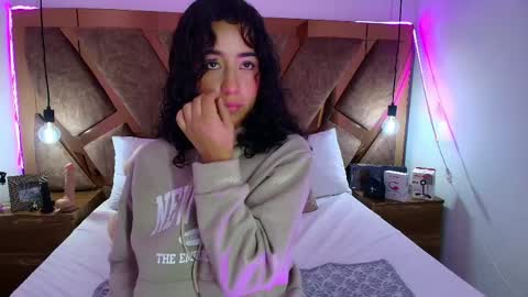 Bella Swwan  online show from 04/29/26, 02:21