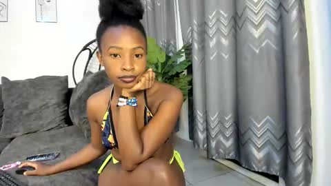 Snapshot of bella_thequeen chatting on 06/11/26, 12:32 Bella sweetpea online show from 06/11/26, 12:32