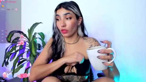 Snapshot of bella_thorne3 chatting on 12/01/24, 10:43 Bella online show from 12/01/24, 10:43