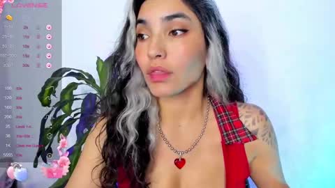 Snapshot of bella_thorne3 chatting on 12/06/24, 03:30 Bella online show from 12/06/24, 03:30