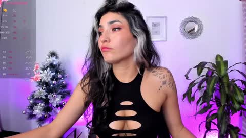 Snapshot of bella_thorne3 chatting on 12/14/24, 07:46 Bella online show from 12/14/24, 07:46