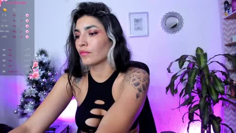 Snapshot of bella_thorne3 chatting on 12/14/24, 10:50 Bella online show from 12/14/24, 10:50