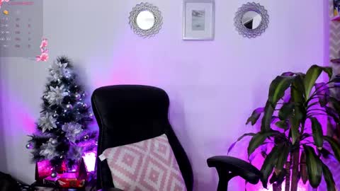 Snapshot of bella_thorne3 chatting on 12/22/24, 10:04 Bella online show from 12/22/24, 10:04