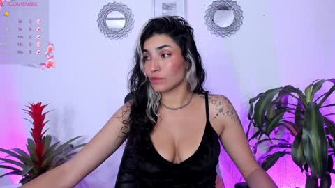 Snapshot of bella_thorne3 chatting on 01/11/25, 10:51 Bella online show from 01/11/25, 10:51