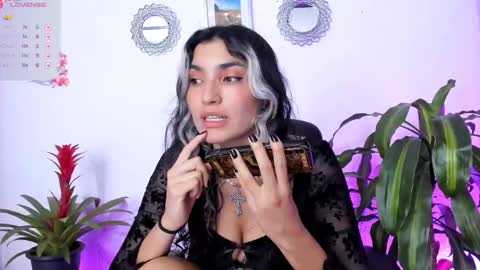 Snapshot of bella_thorne3 chatting on 02/06/25, 10:53 Bella online show from 02/06/25, 10:53