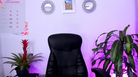 Snapshot of bella_thorne3 chatting on 02/08/25, 10:08 Bella online show from 02/08/25, 10:08