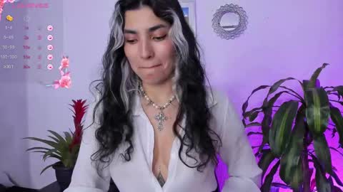 Snapshot of bella_thorne3 chatting on 02/10/25, 02:41 Bella online show from 02/10/25, 02:41