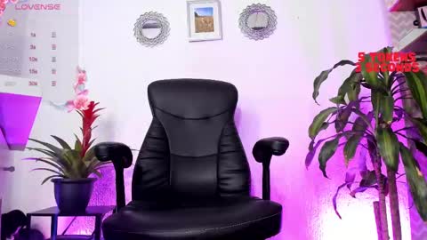 Snapshot of bella_thorne3 chatting on 02/12/25, 11:51 Bella online show from 02/12/25, 11:51