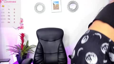 Snapshot of bella_thorne3 chatting on 02/25/25, 04:46 Bella online show from 02/25/25, 04:46