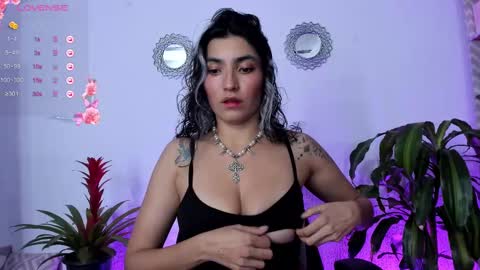 Snapshot of bella_thorne3 chatting on 03/07/25, 01:09 Bella online show from 03/07/25, 01:09