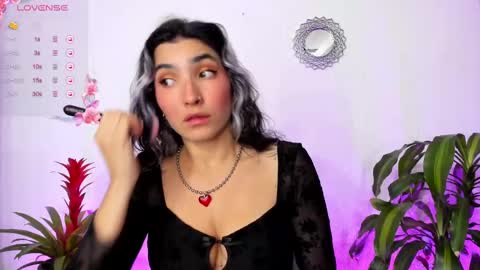 Snapshot of bella_thorne3 chatting on 03/12/25, 02:09 Bella online show from 03/12/25, 02:09