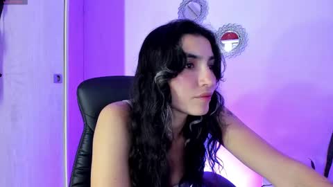 Snapshot of bella_thorne3 chatting on 10/08/25, 02:09 Bella online show from 10/08/25, 02:09