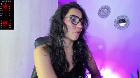 Snapshot of bella_thorne3 chatting on 12/02/25, 11:34 Bella online show from 12/02/25, 11:34