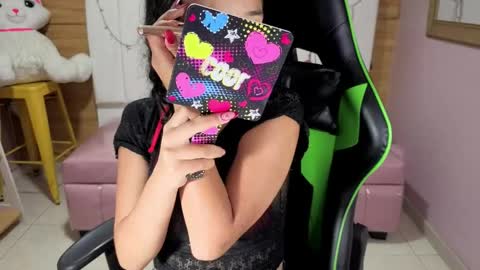 Snapshot of bella_vibes_s chatting on 04/06/26, 12:39 Bella online show from 04/06/26, 12:39