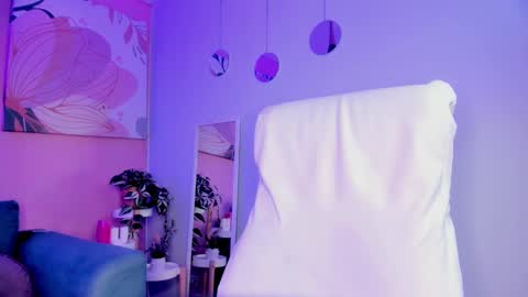 Snapshot of bella_walker_ chatting on 09/17/25, 08:54 BELLA online show from 09/17/25, 08:54